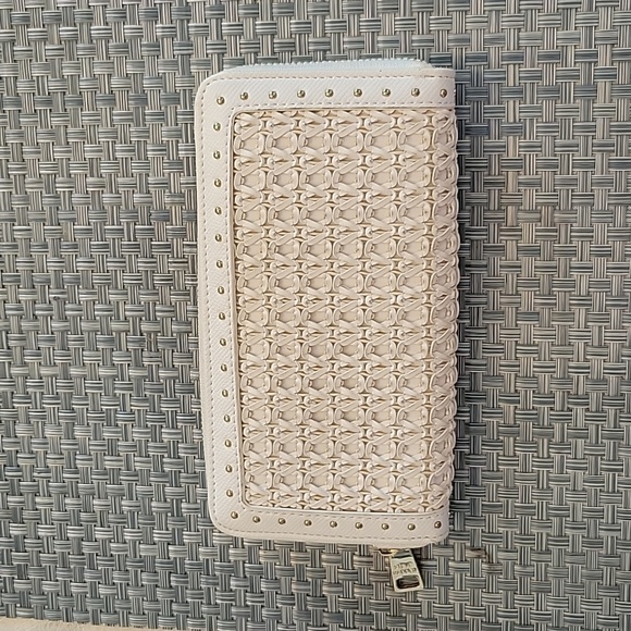 Steve Madden Wallet White Wovern Zip Around Wallet  Very Clean - Picture 11 of 11